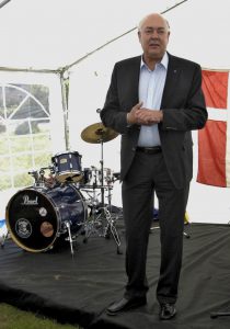 Formand for Hornbæk Idrætsforening Peter Poulsen ønsker tillykke med jubilæet